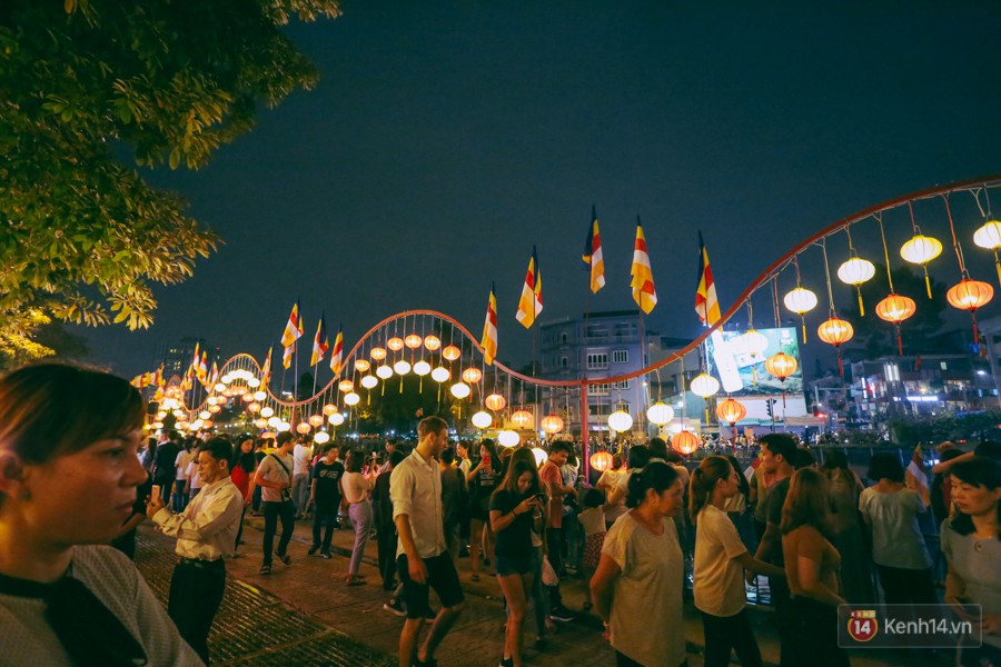 Hàng nghìn người Sài Gòn chen chân thả hoa đăng trên kênh Nhiêu Lộc mừng đại lễ Phật đản